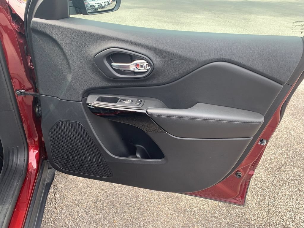 Used 2019 Jeep Cherokee Latitude Plus AWD/4WD image 19