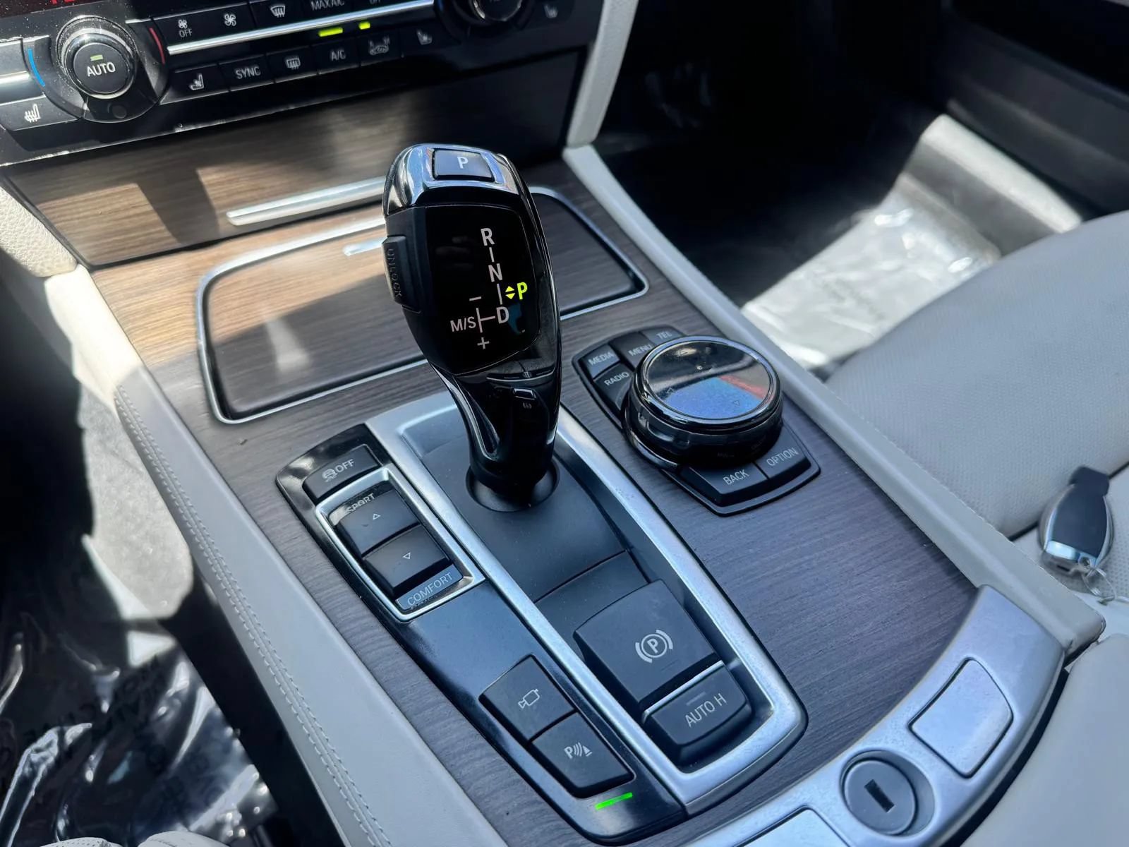 Used 2015 BMW 750i RWD image 31