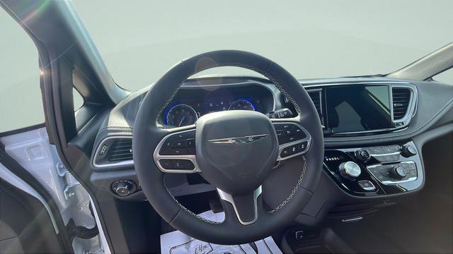 New 2026 Chrysler Pacifica Select AWD/4WD image 13
