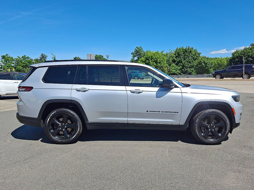 Used 2022 Jeep Grand Cherokee L Limited w/ Black Appearance Package AWD/4WD image 26
