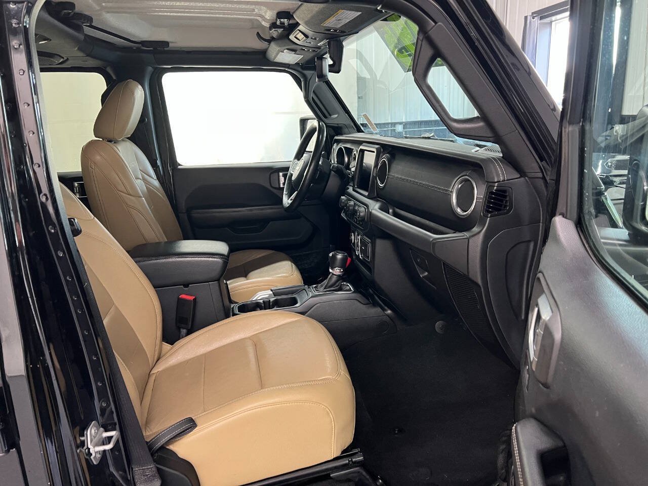 Used 2018 Jeep Wrangler Unlimited Sahara AWD/4WD image 11