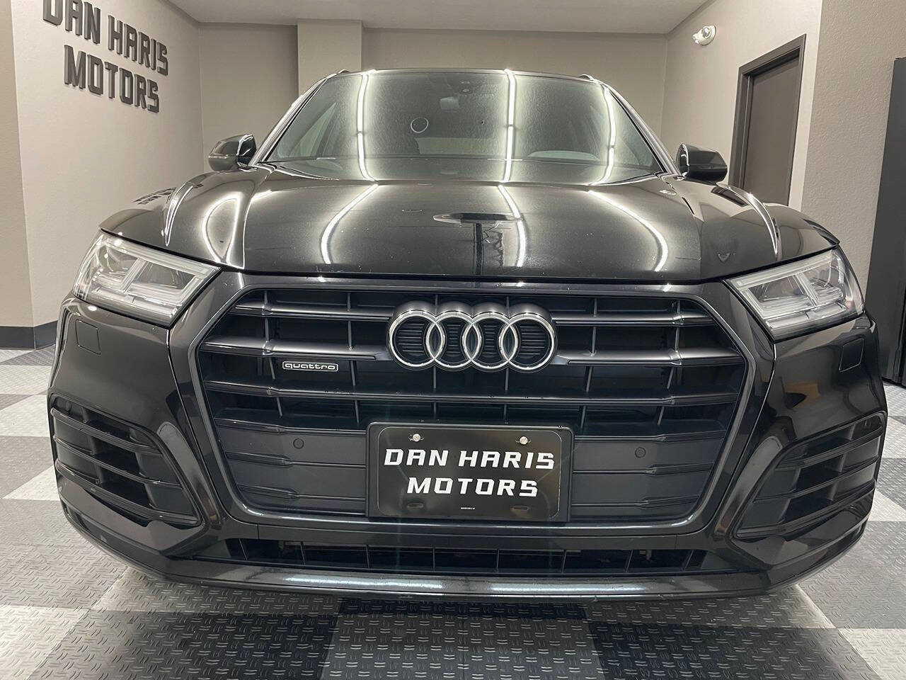 Used 2020 Audi Q5 2.0T Titanium Premium Plus w/ Premium Plus Package AWD/4WD image 3