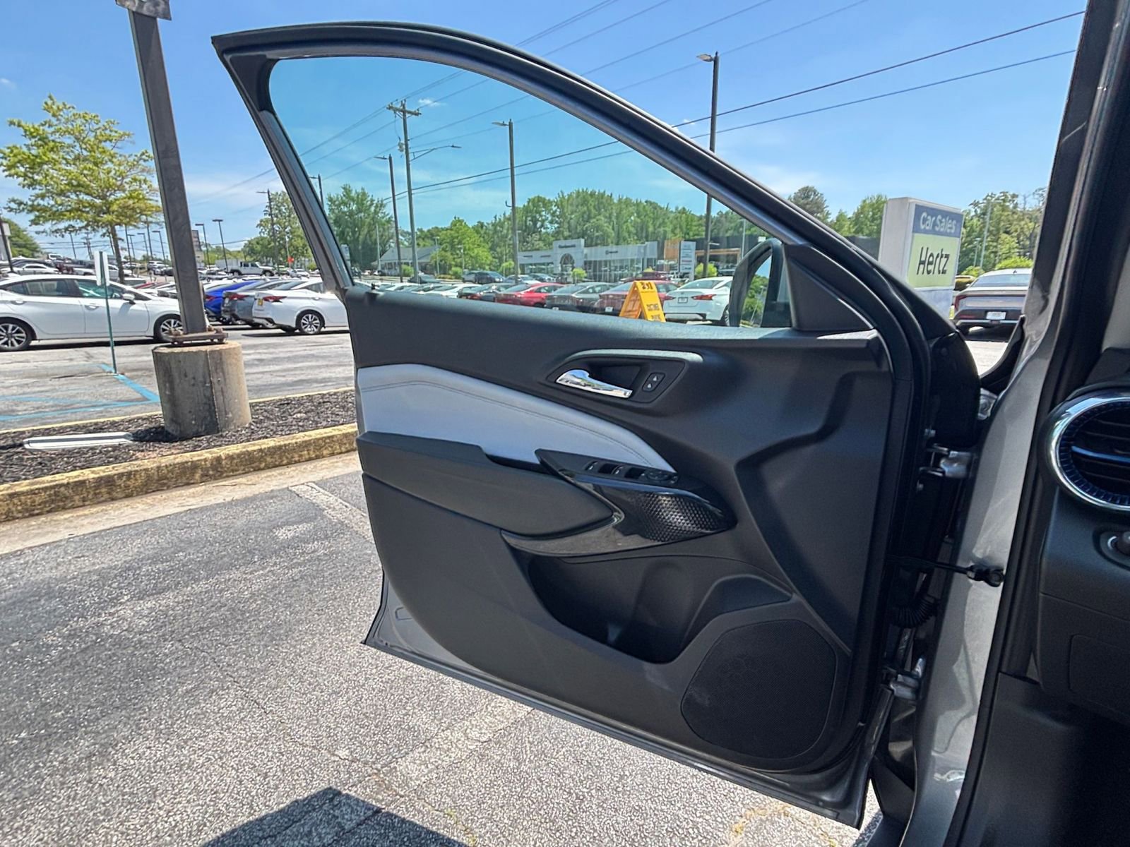 Used 2025 Chevrolet Trax LT FWD image 18