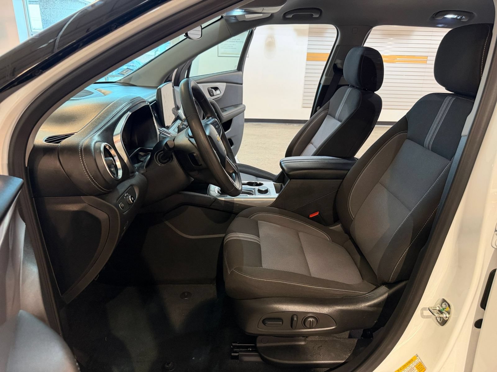 Used 2025 Chevrolet Blazer LT FWD image 27