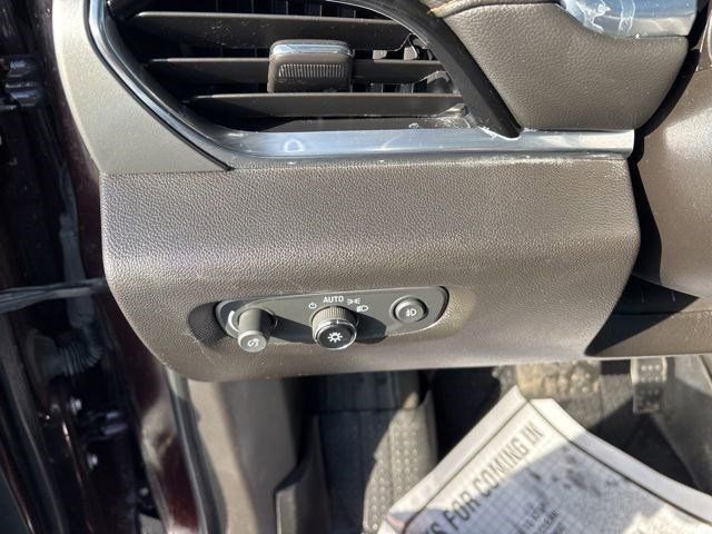 Used 2021 Chevrolet Traverse LT image 19