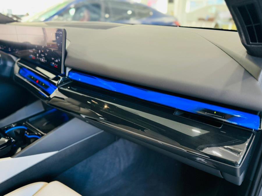 Used 2024 BMW 540i xDrive w/ Premium Package image 20