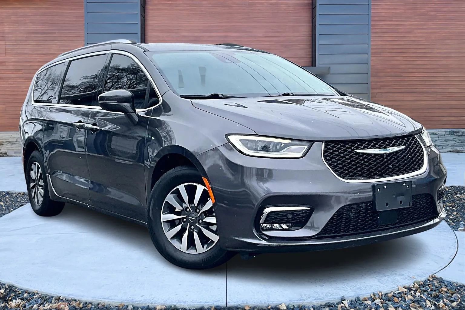 Used 2021 Chrysler Pacifica Touring-L image 1