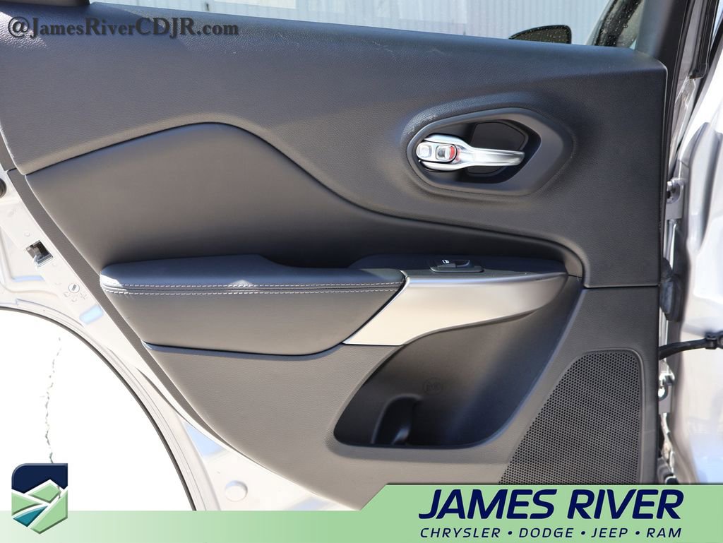 Used 2021 Jeep Cherokee Latitude Lux w/ Mopar Interior Package AWD/4WD image 16