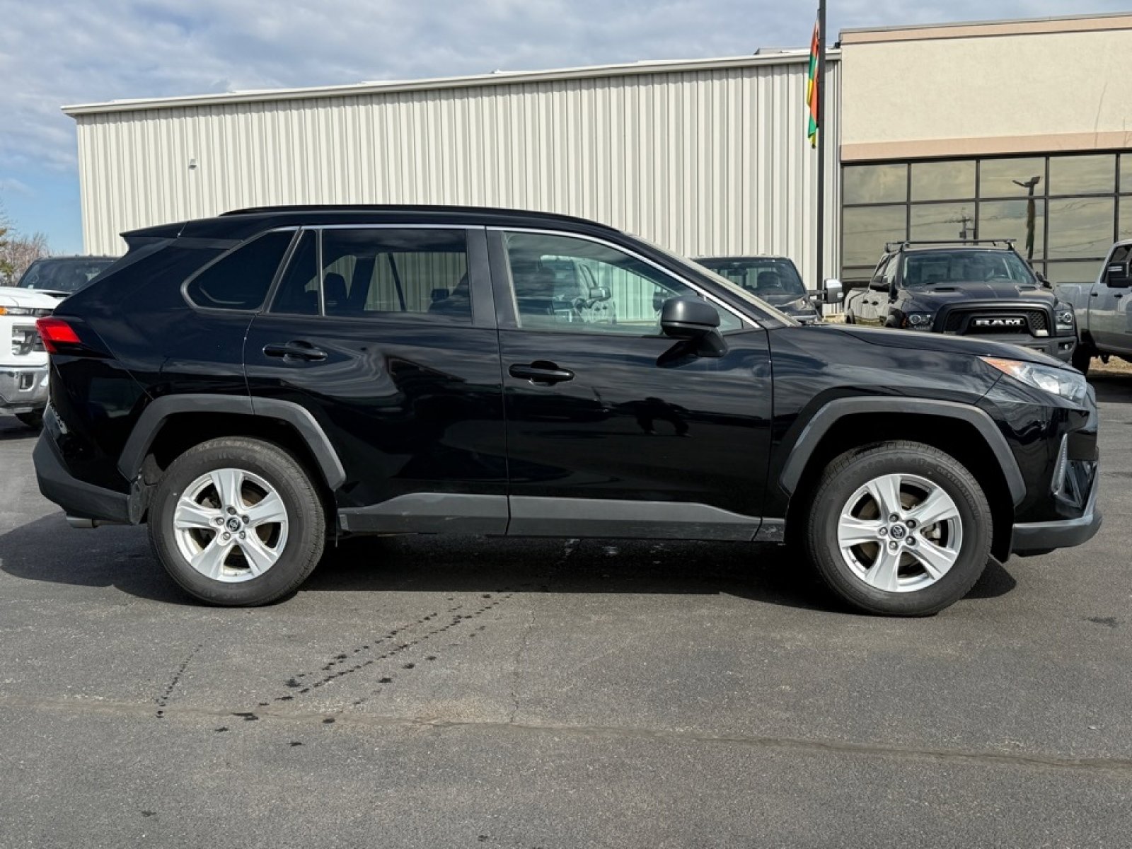 Used 2021 Toyota RAV4 LE AWD/4WD image 9