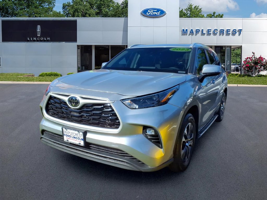 Used 2023 Toyota Highlander XLE AWD/4WD image 2