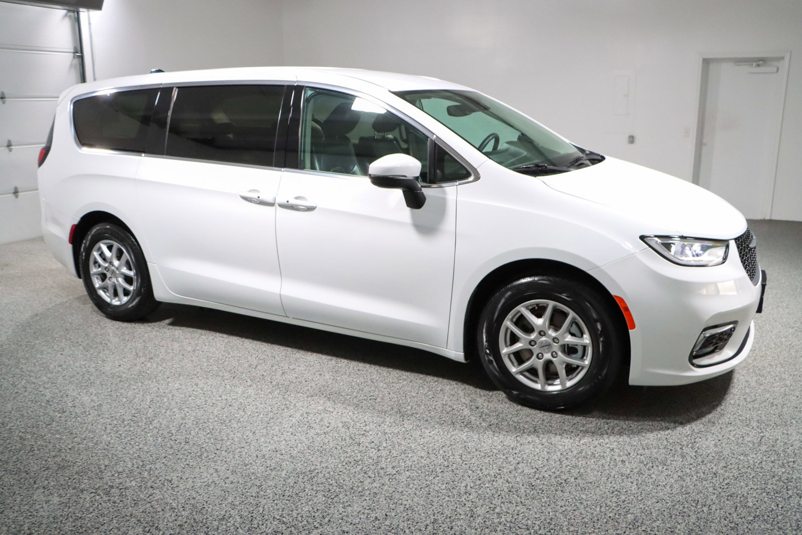 Used 2023 Chrysler Pacifica Touring-L image 6