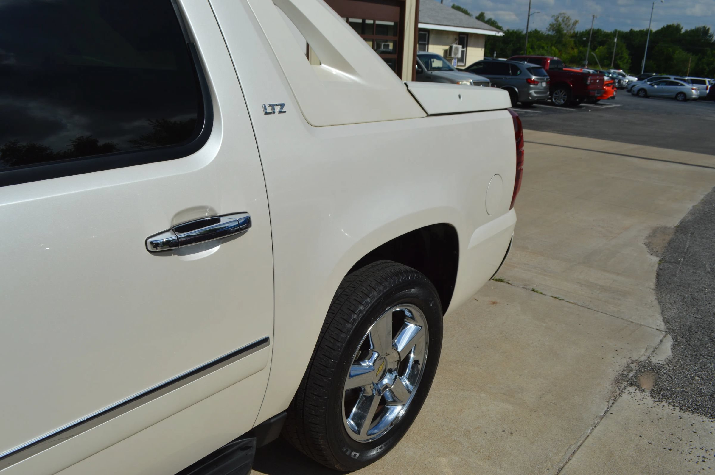 Used 2011 Chevrolet Avalanche LTZ AWD/4WD image 4