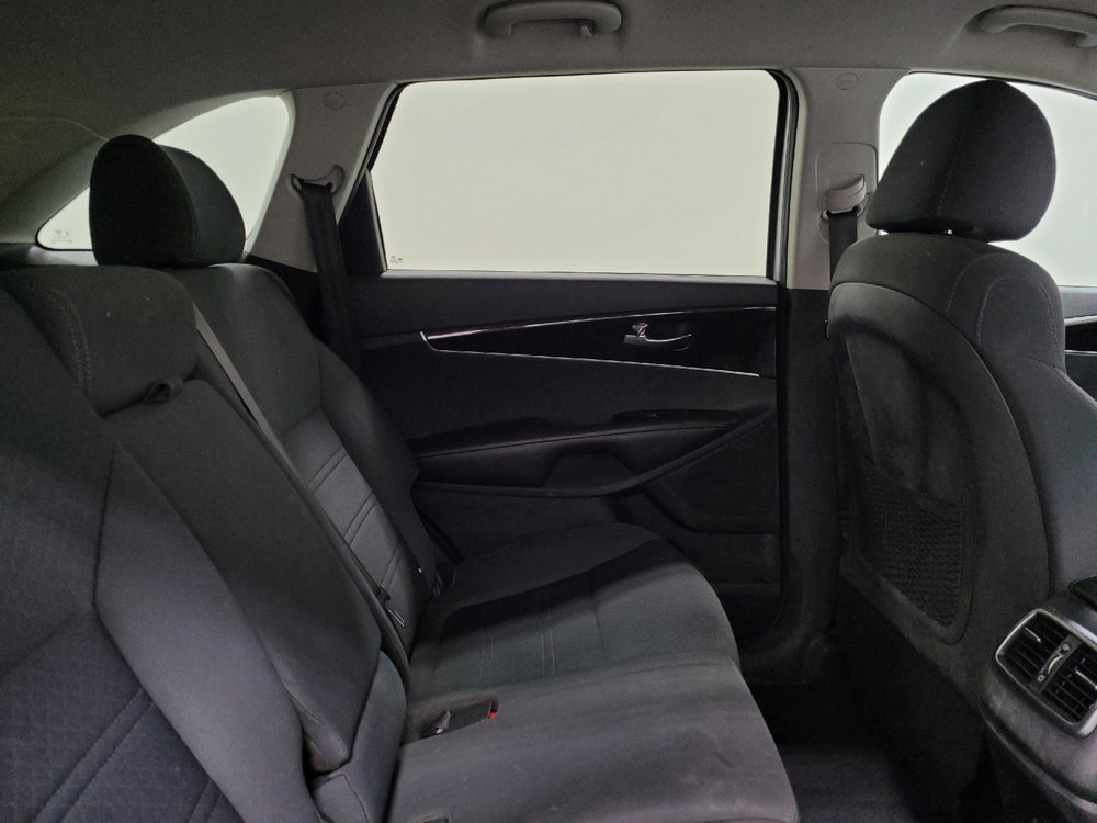 Used 2020 Kia Sorento LX image 19