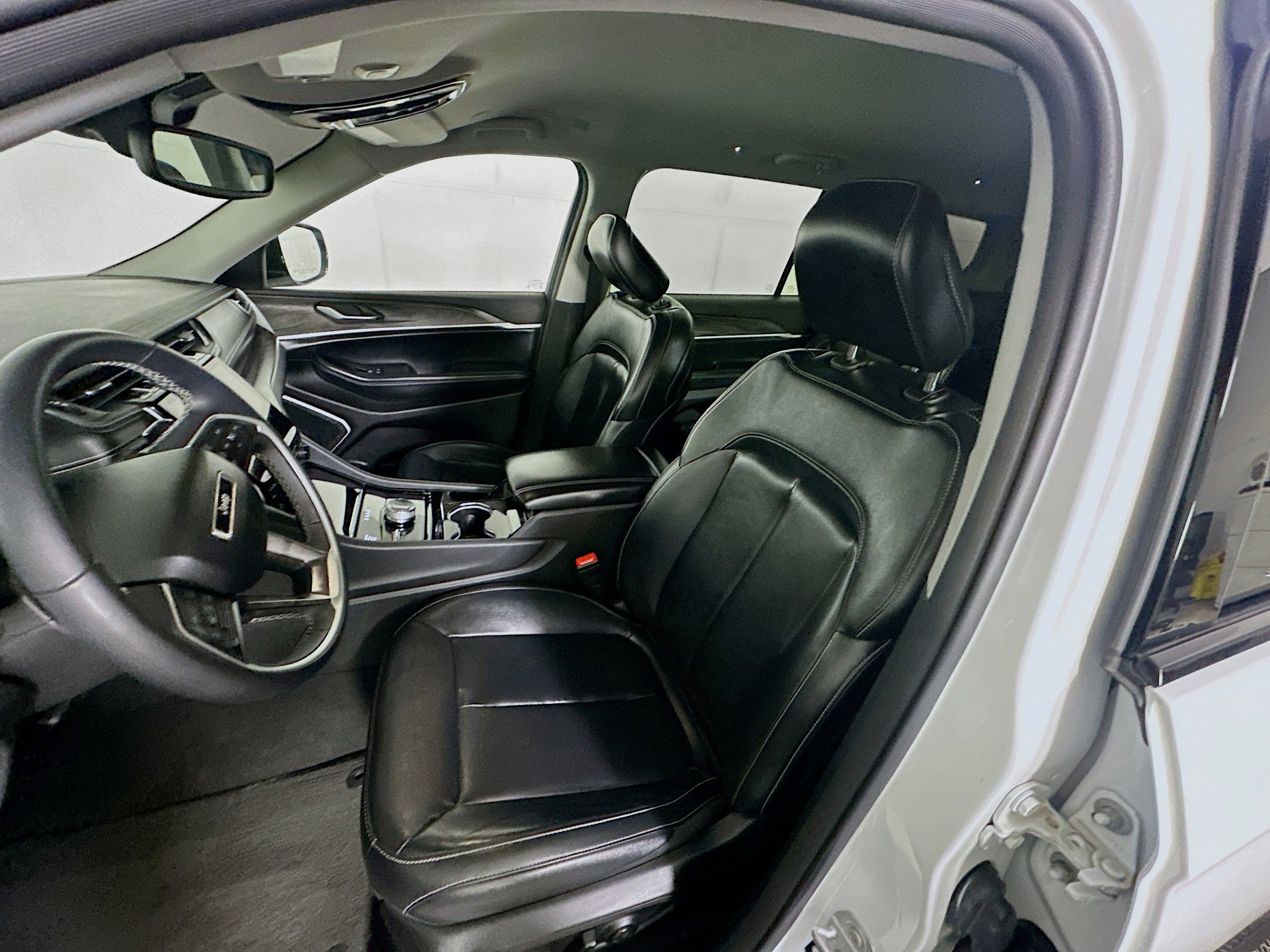 Used 2023 Jeep Grand Cherokee L Limited w/ Black Appearance Package image 13