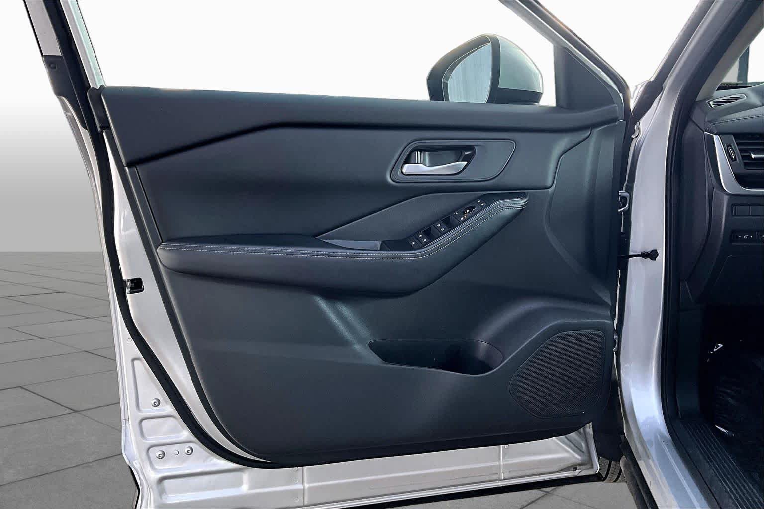 Used 2025 Nissan Rogue SV FWD image 42