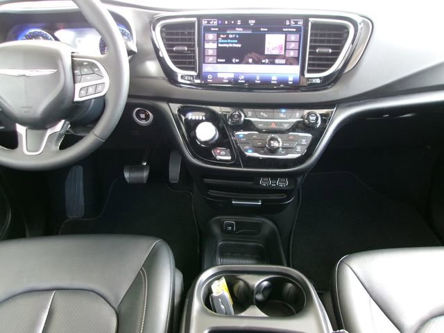 Used 2025 Chrysler Pacifica Select image 14