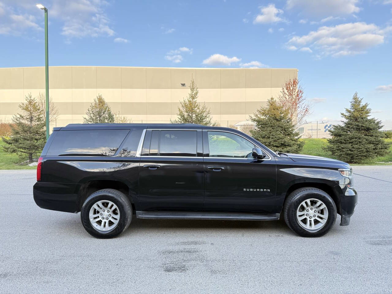 Used 2017 Chevrolet Suburban LT image 6