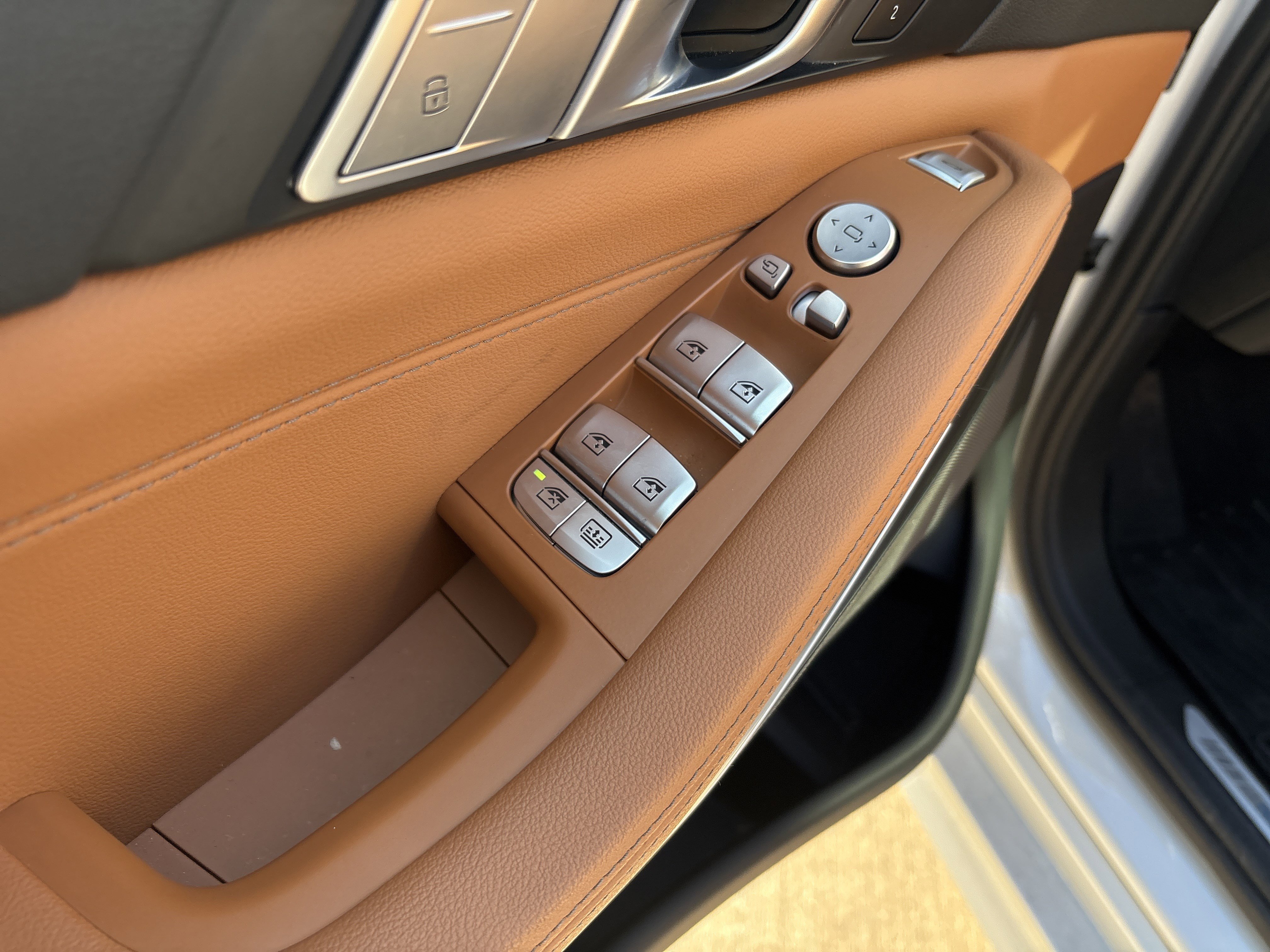 Used 2022 BMW X7 xDrive40i w/ M Sport Package image 15