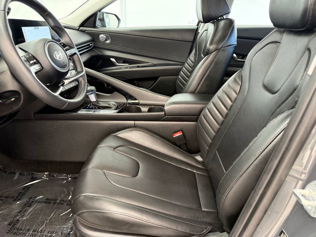 Used 2025 Hyundai Elantra Limited FWD image 12