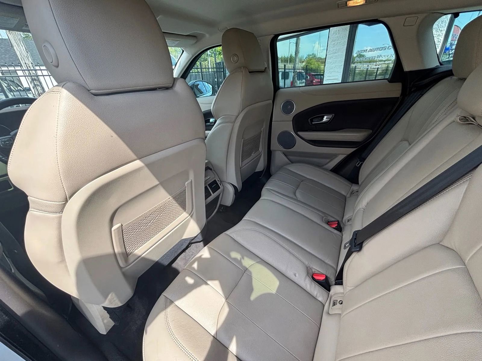 Used 2019 Land Rover Range Rover Evoque SE Premium image 36