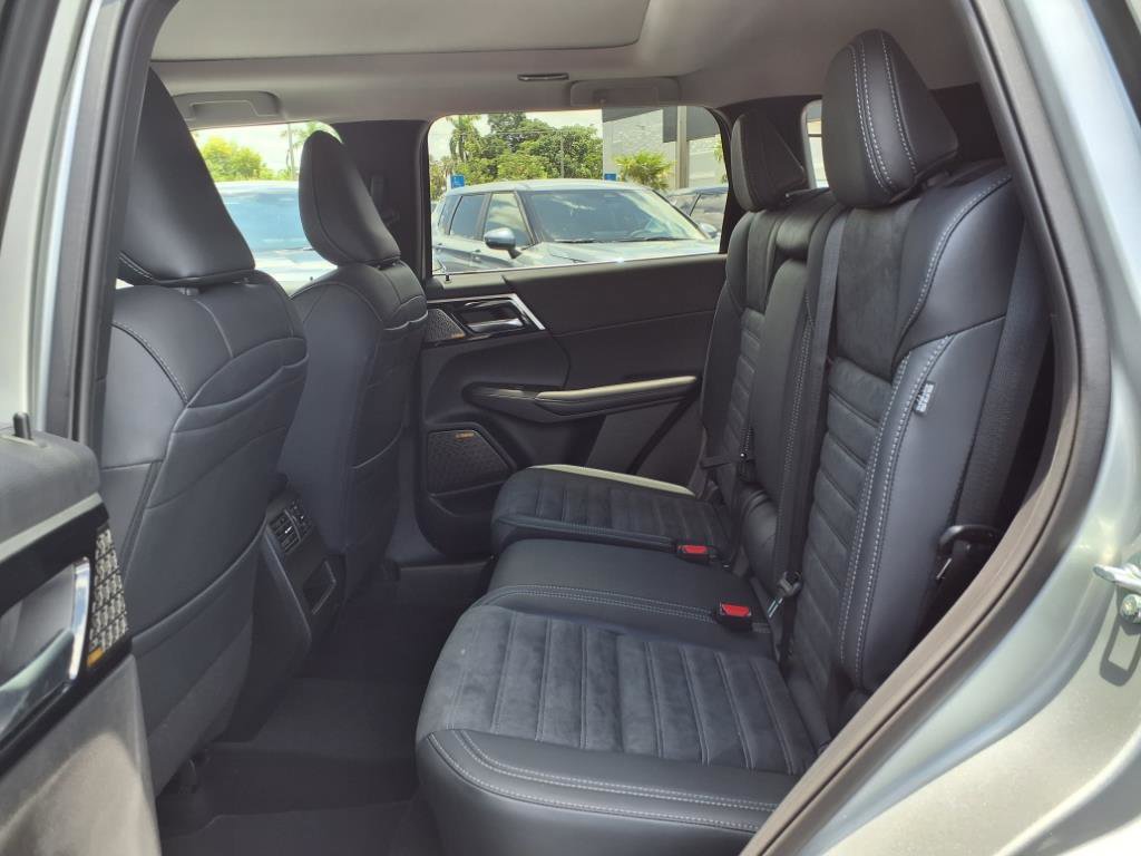 New 2025 Mitsubishi Outlander SE image 8