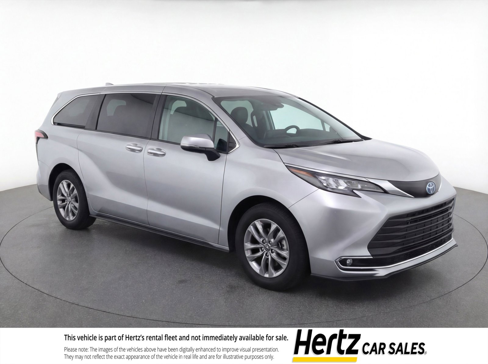 Used 2024 Toyota Sienna XLE image 1
