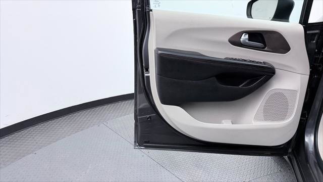 Used 2017 Chrysler Pacifica Touring image 13