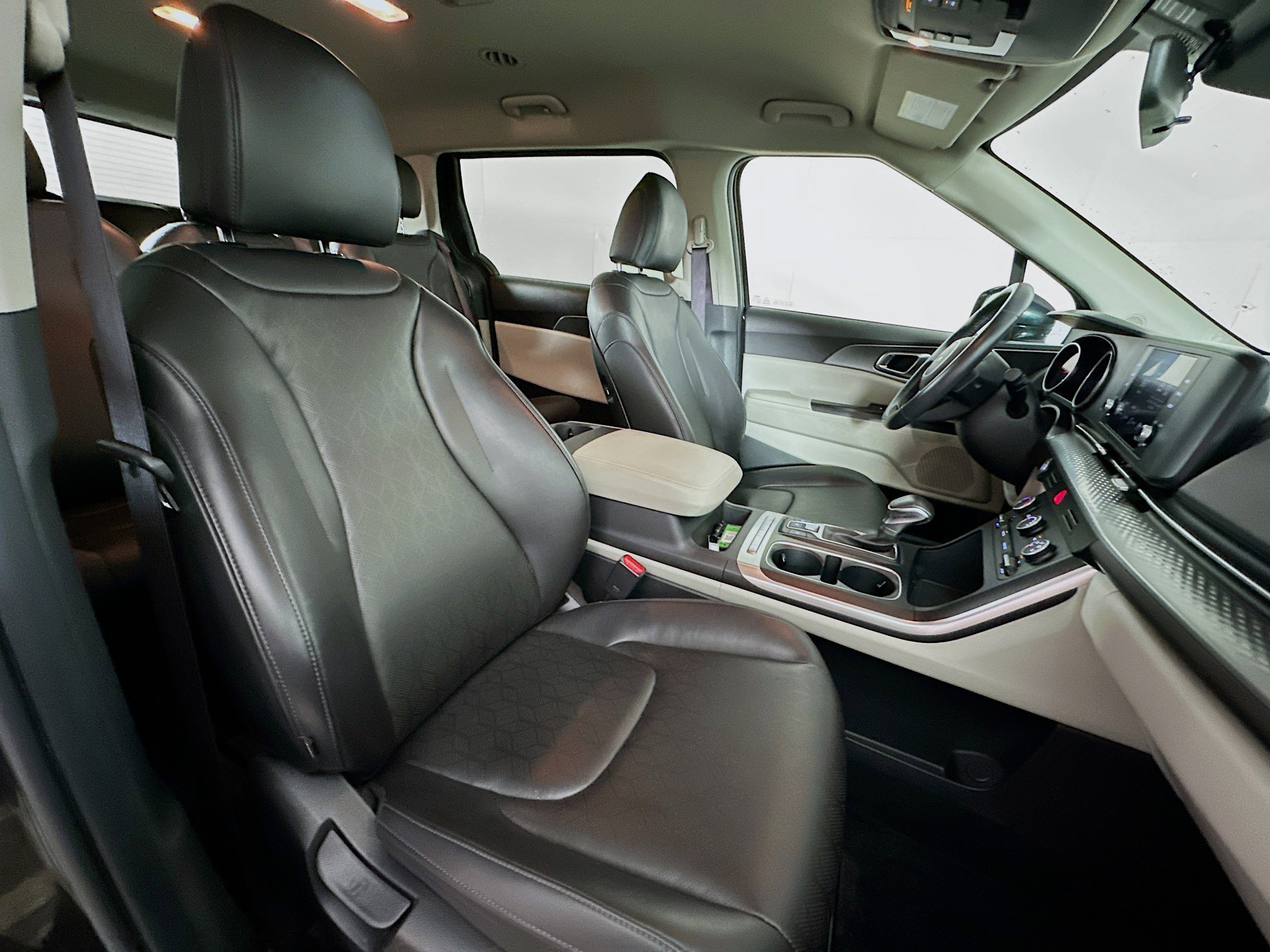 Used 2024 Kia Carnival LX image 30