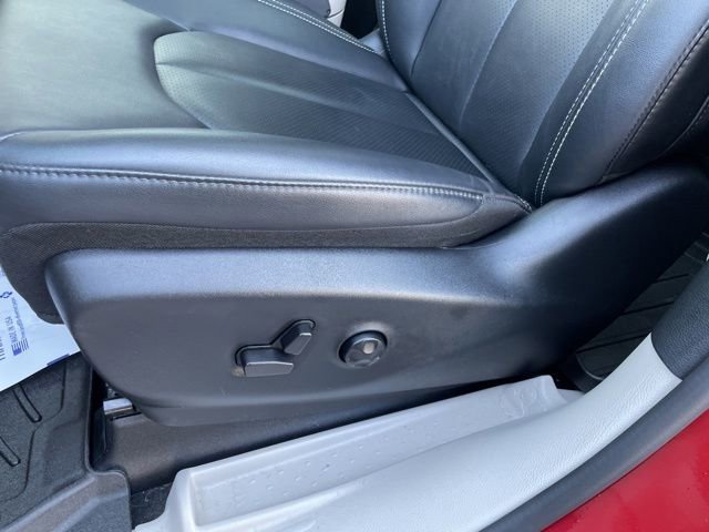 Used 2024 Chrysler Pacifica Touring-L image 9