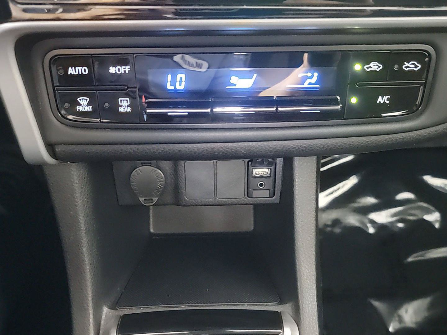 Used 2019 Toyota Corolla LE w/ Carpet Mat Package (TMS) FWD image 28