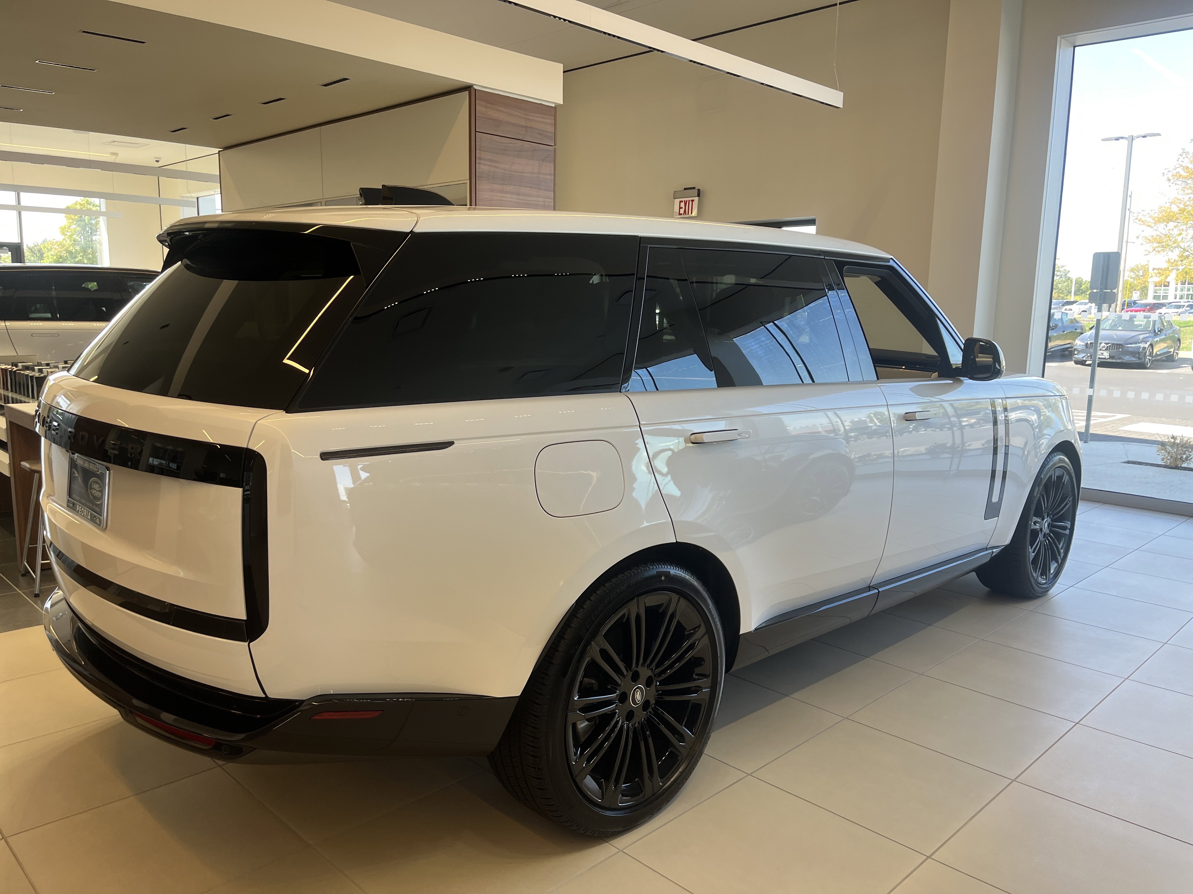 New 2025 Land Rover Range Rover Long Wheelbase SE image 4