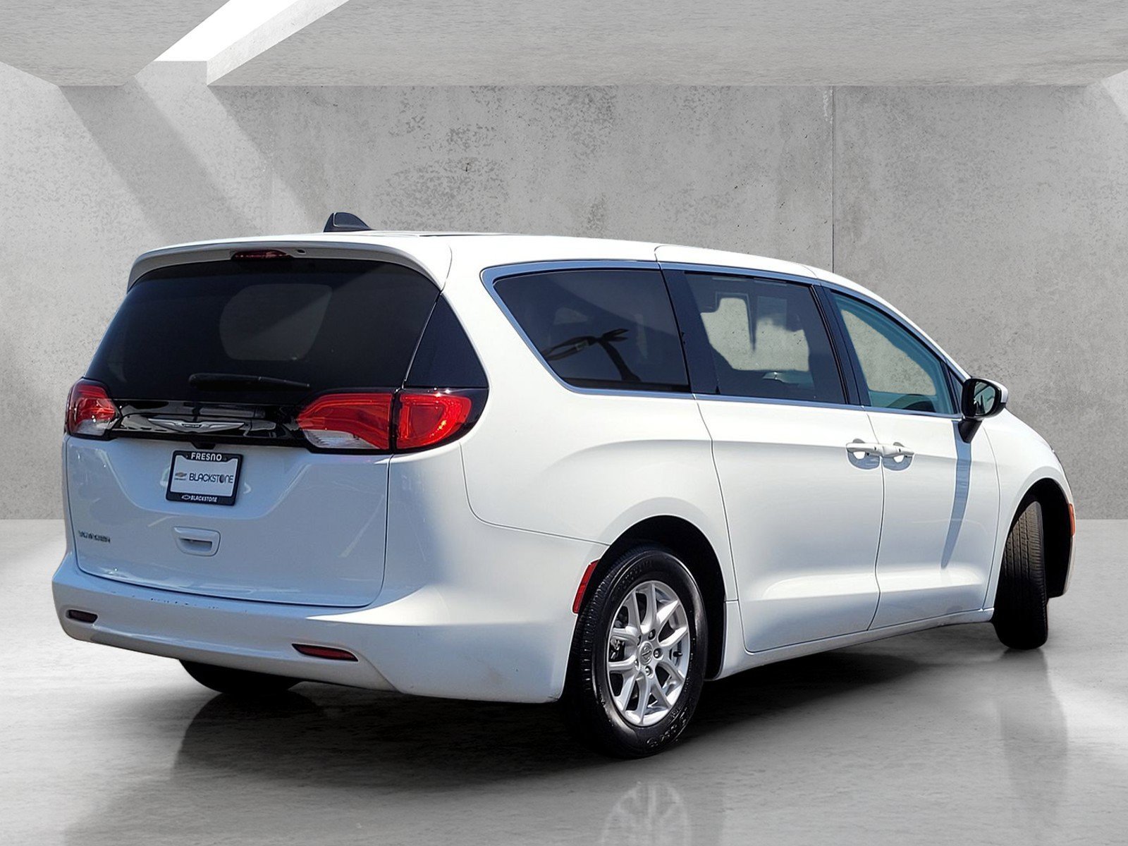 Used 2023 Chrysler Voyager LX FWD image 5