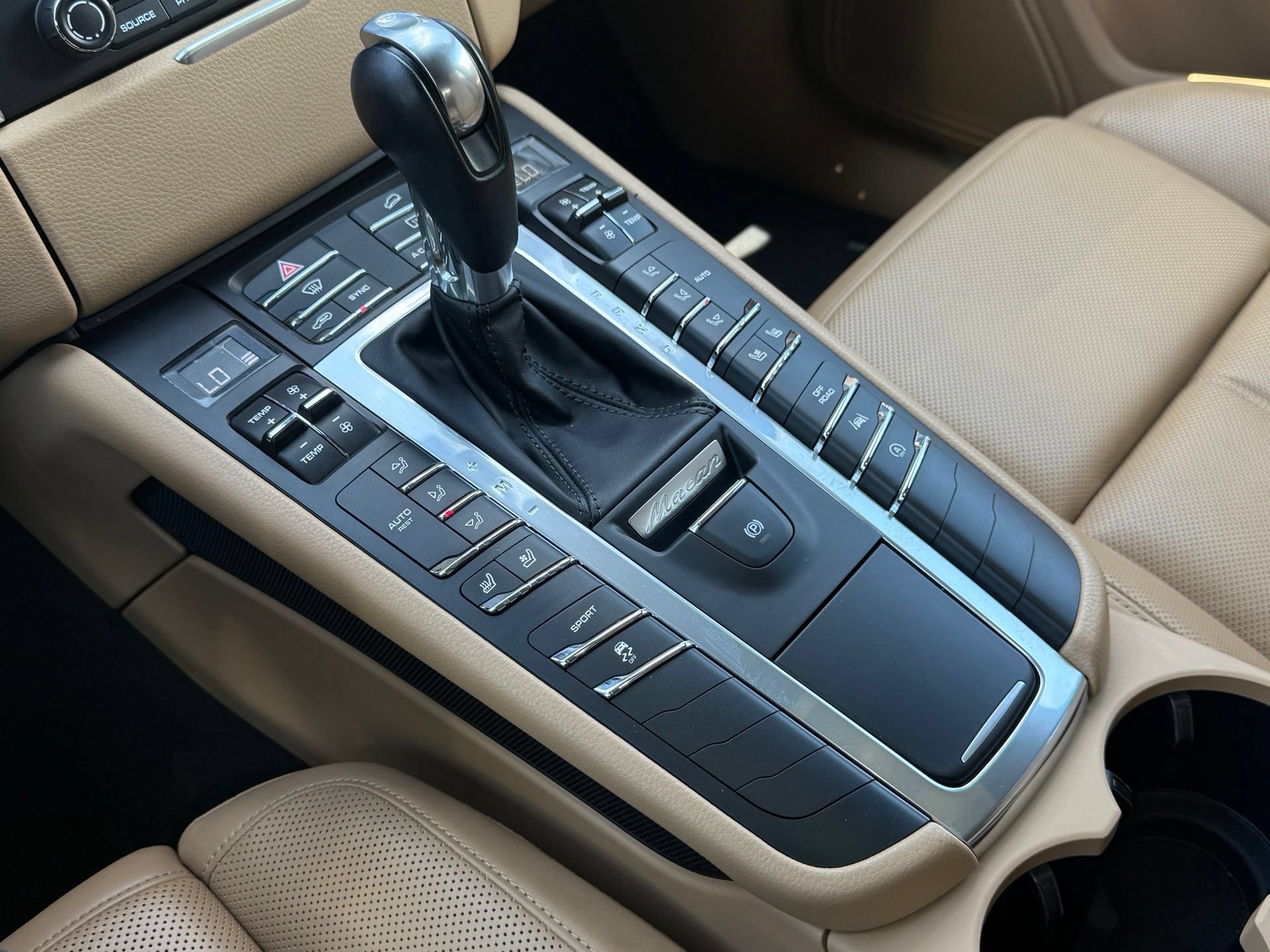 Certified 2017 Porsche Macan AWD/4WD image 22