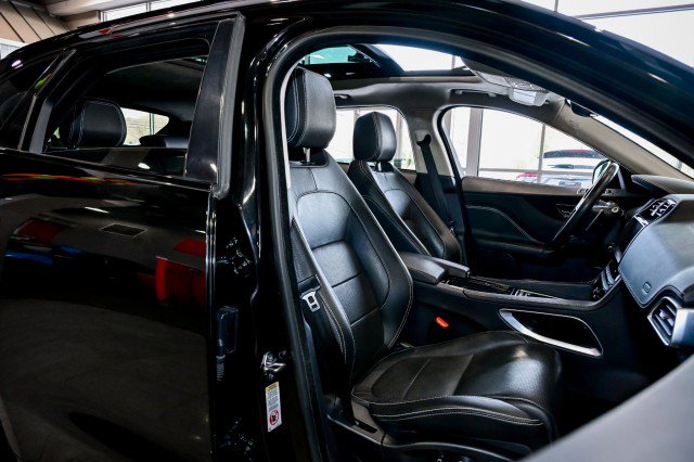 Used 2019 Jaguar F-PACE R-Sport image 28