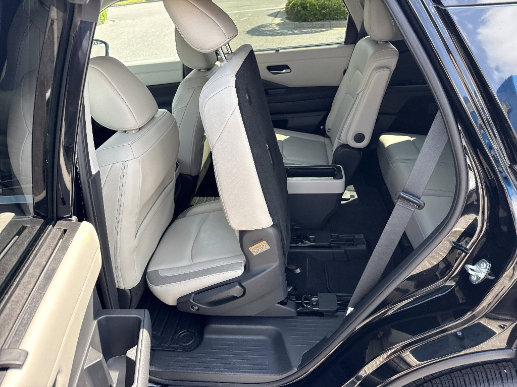 Used 2024 Nissan Pathfinder SL w/ SL Premium Package FWD image 11