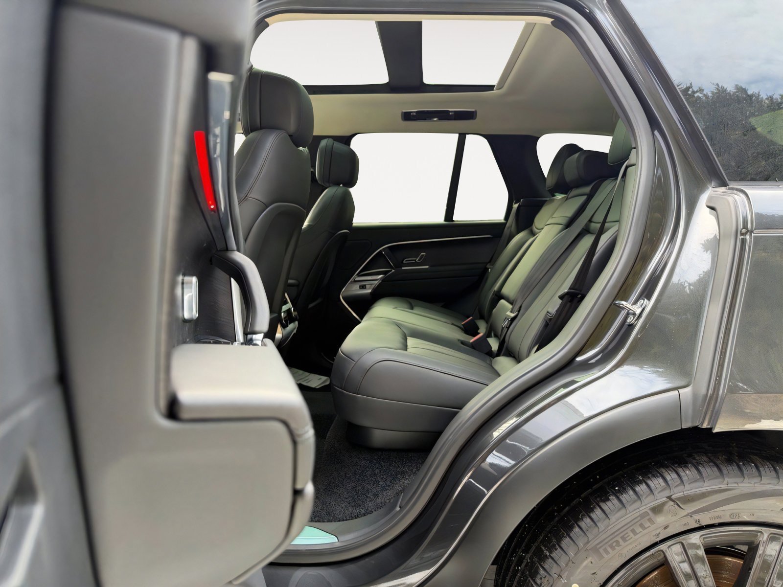 New 2026 Land Rover Range Rover SE image 12