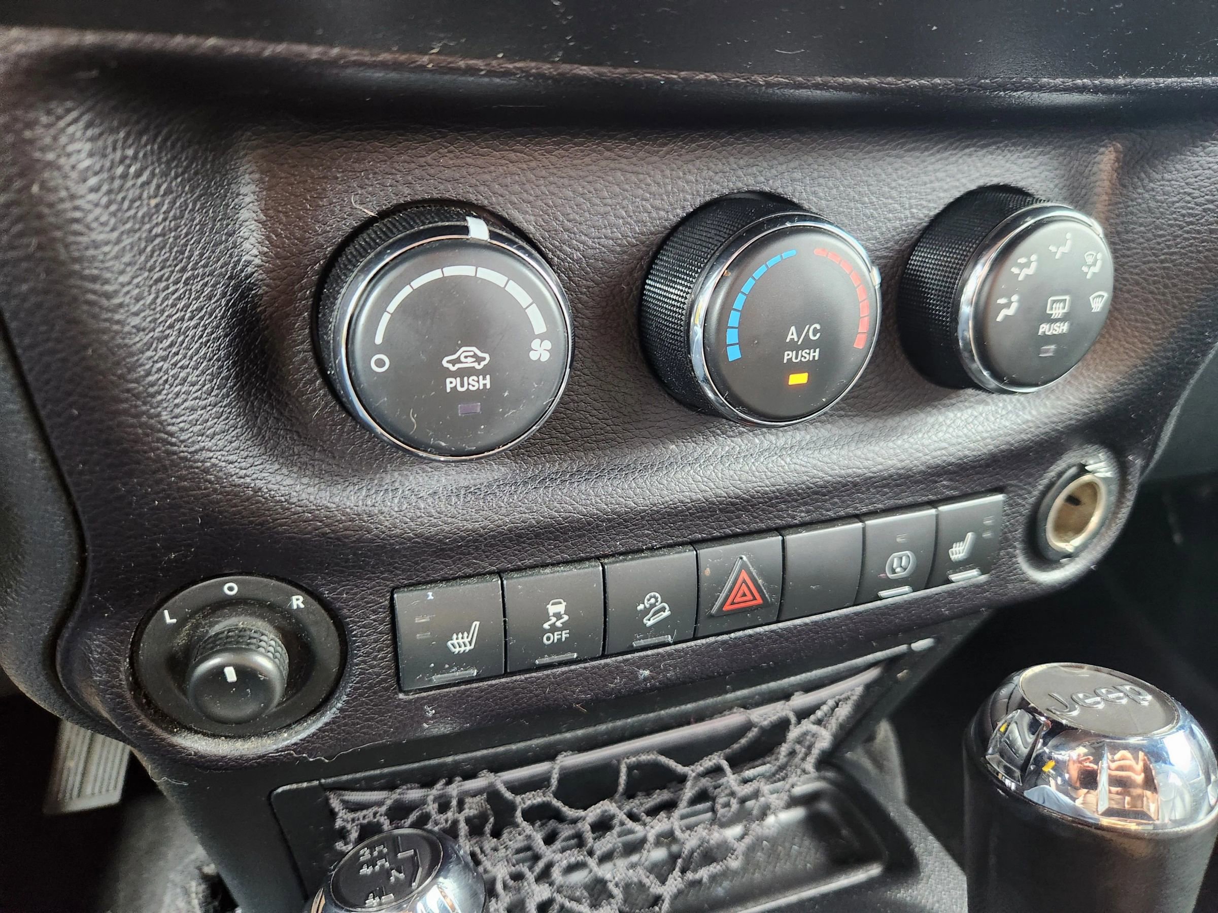 Used 2016 Jeep Wrangler Unlimited Sahara w/ Dual Top Group image 27