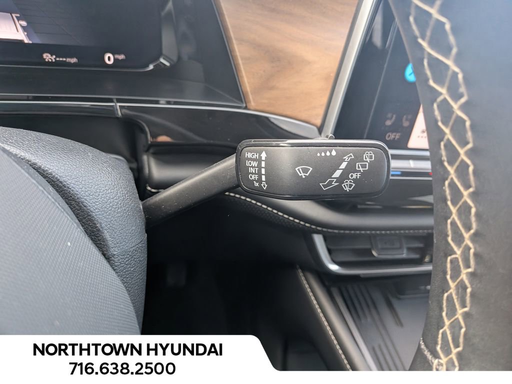 Used 2025 Volkswagen Atlas SE image 27