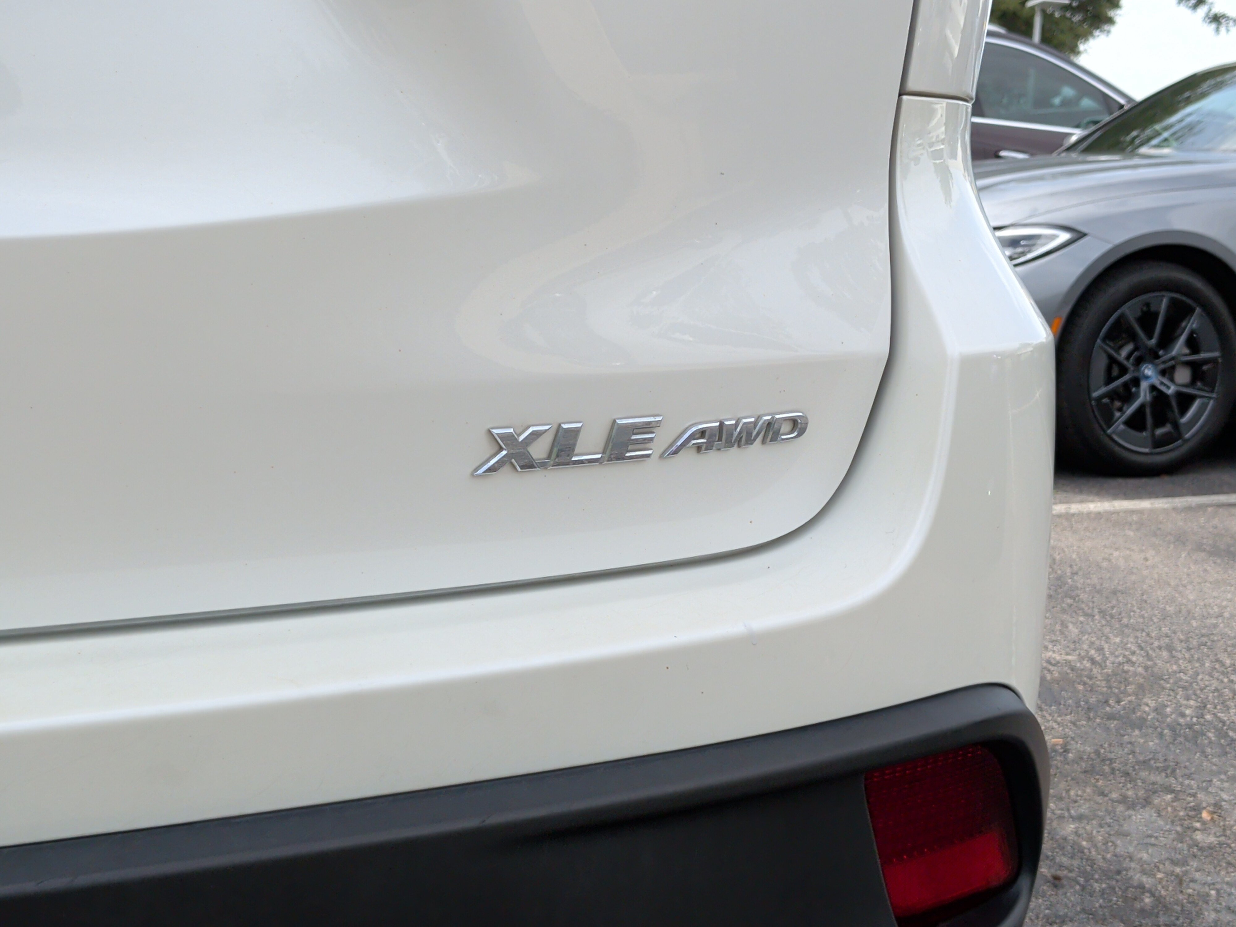 Used 2019 Toyota Highlander XLE AWD/4WD image 11