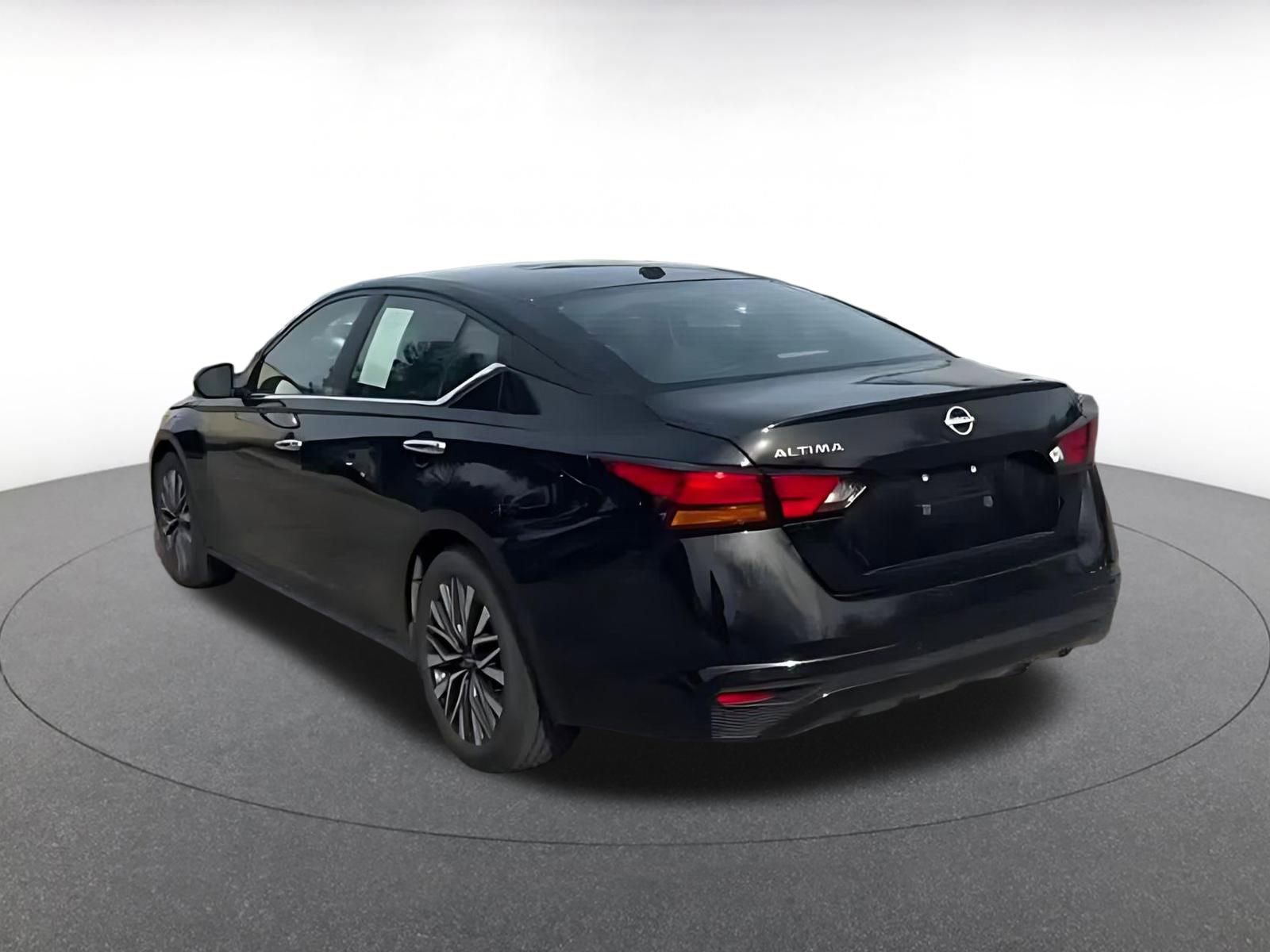 Used 2025 Nissan Altima 2.5 SV FWD image 11