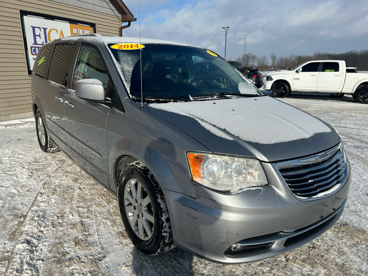 Used 2014 Chrysler Town & Country Touring image 3