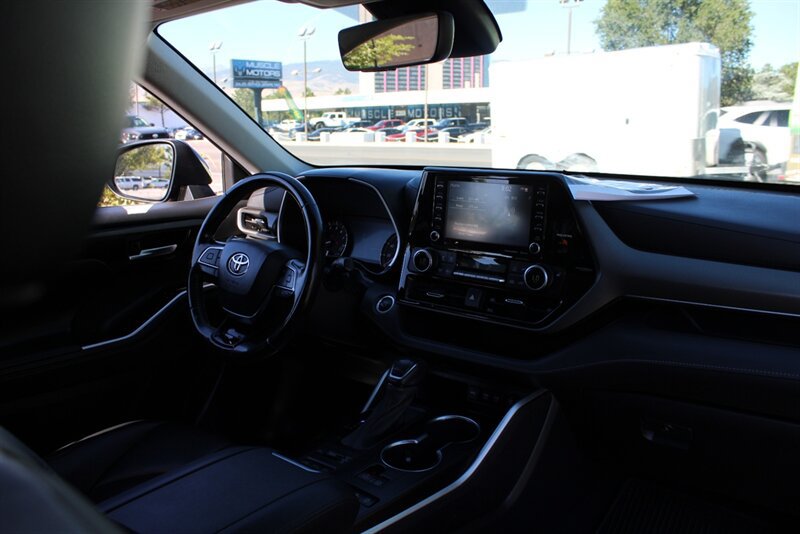 Used 2021 Toyota Highlander XLE AWD/4WD image 24