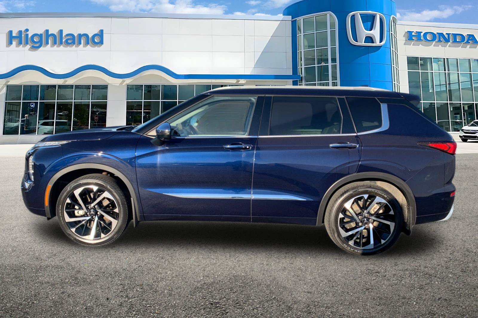 Used 2022 Mitsubishi Outlander SEL FWD image 2