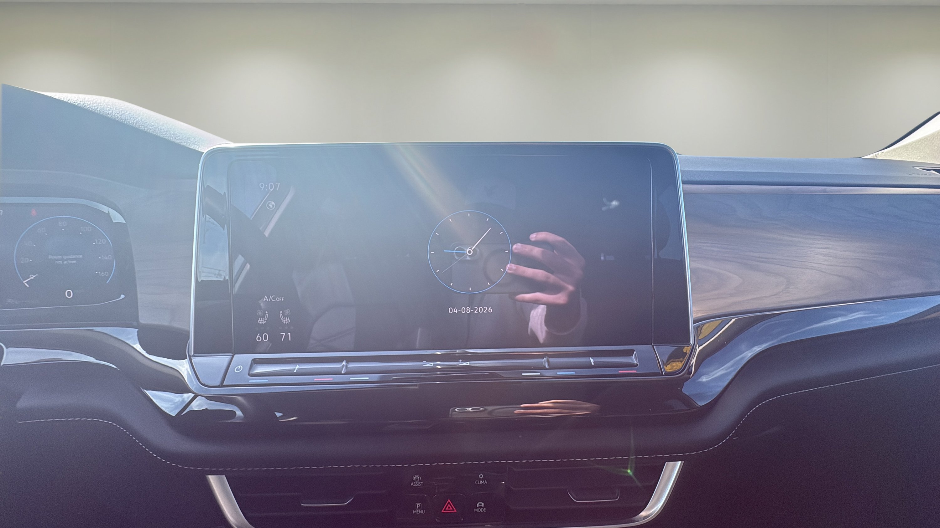 Used 2025 Volkswagen Atlas SE AWD/4WD image 12