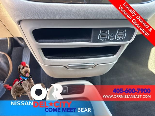 Used 2023 Chrysler Pacifica Touring-L image 28