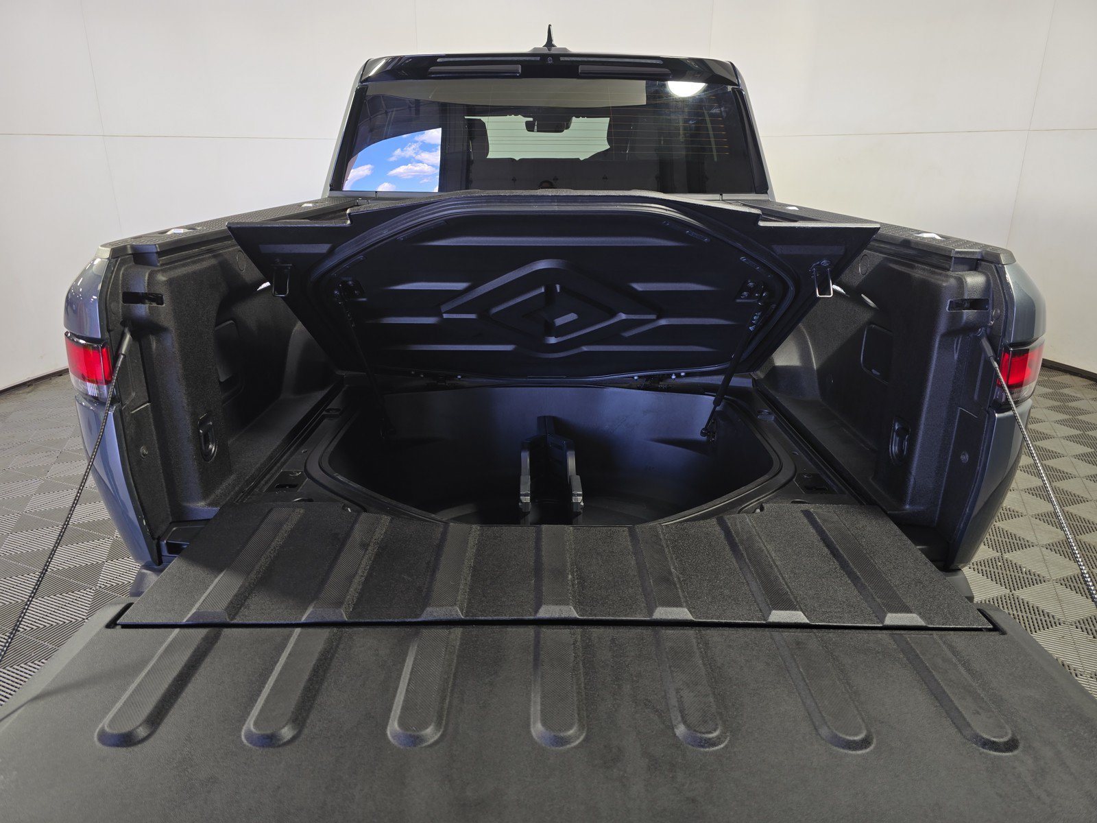 Used 2023 Rivian R1T Adventure AWD/4WD image 15