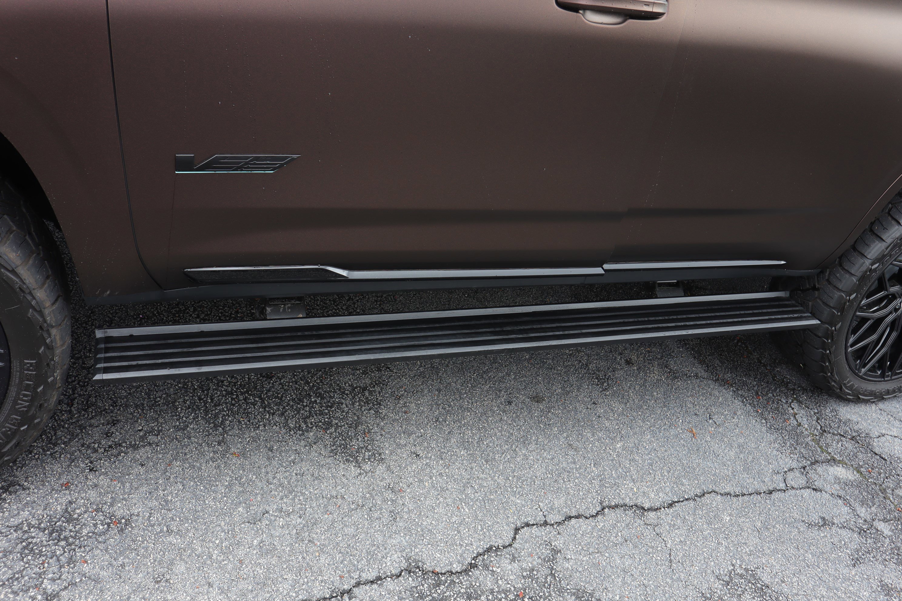 Used 2025 Cadillac Escalade V w/ LPO, ONYX Package image 37