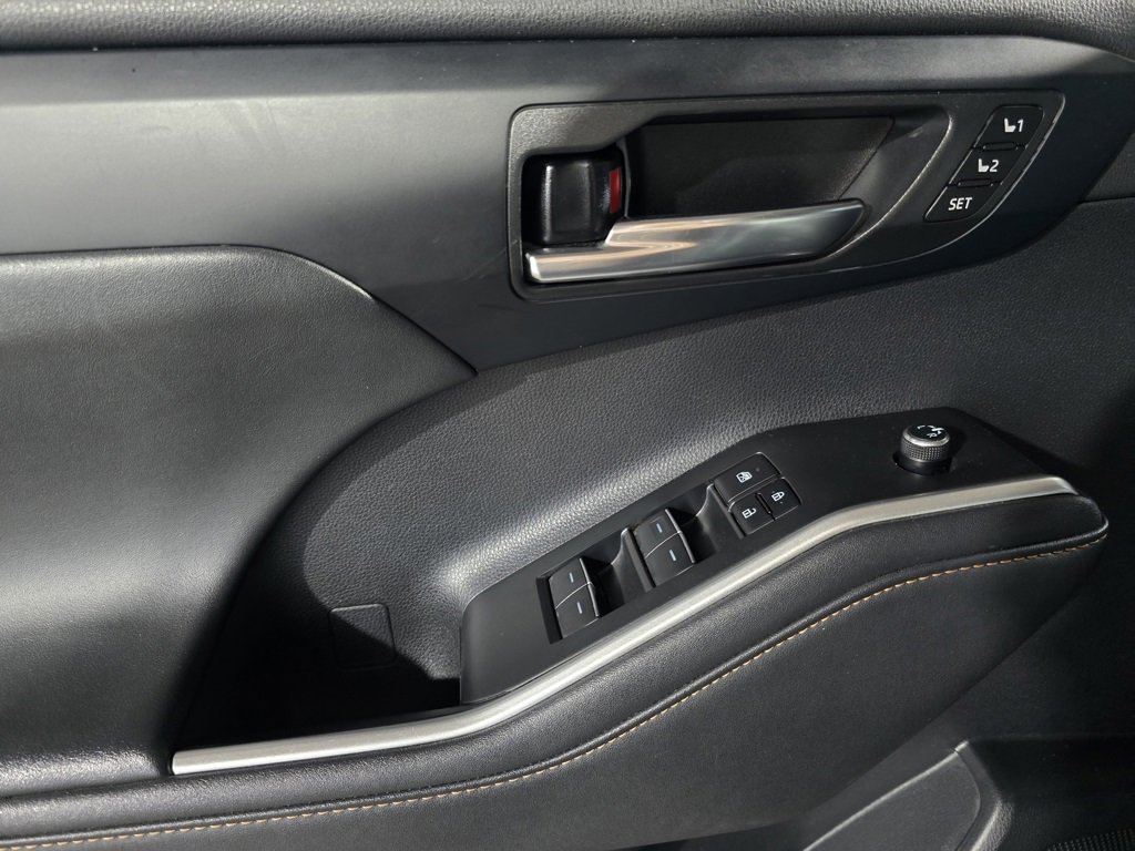 Used 2023 Toyota Highlander Bronze Edition image 13