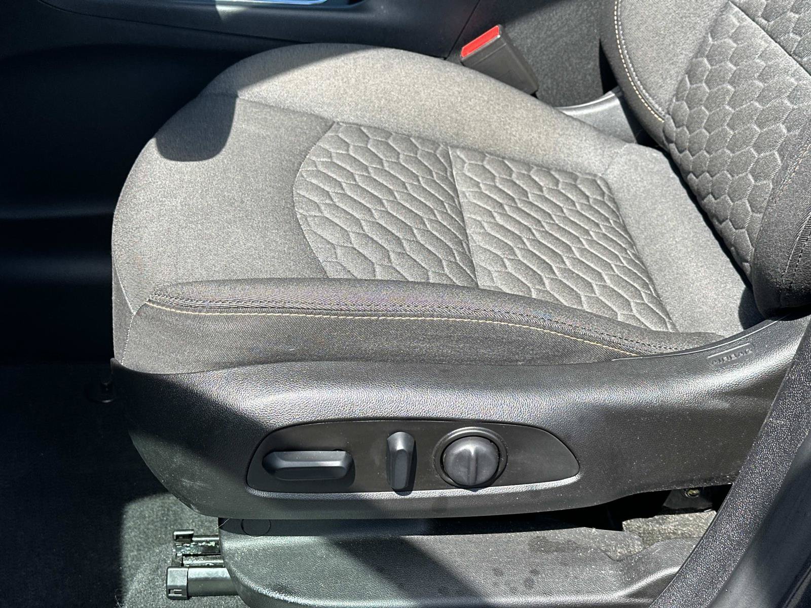 Used 2019 Chevrolet Equinox LT w/ Sun & Navigation Package FWD image 17