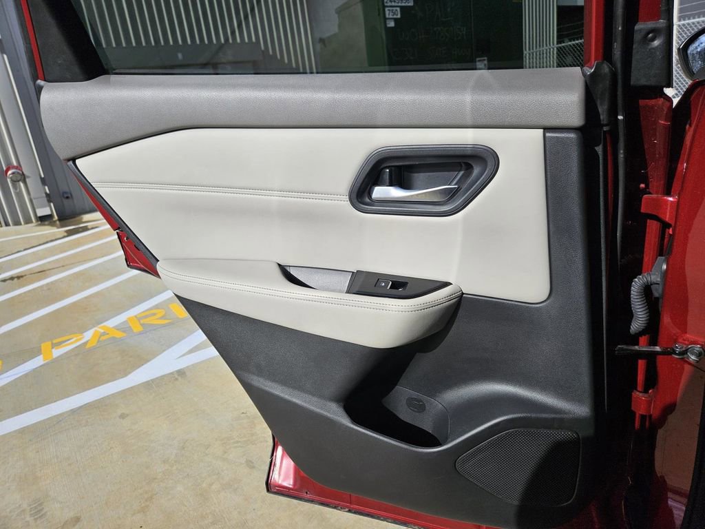 Used 2023 Nissan Rogue SL image 30